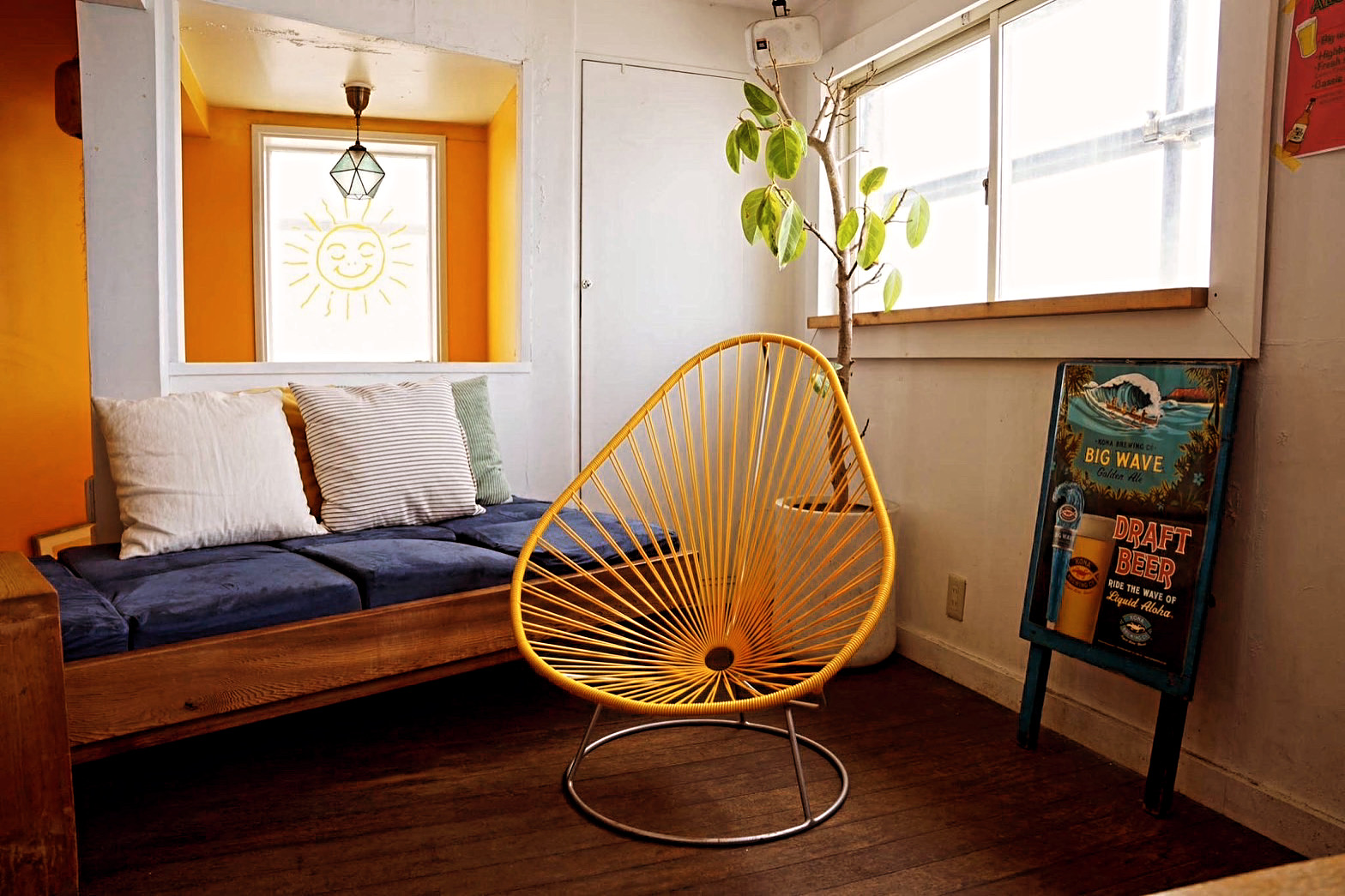 黄色のチェア — カフェ空間に配置