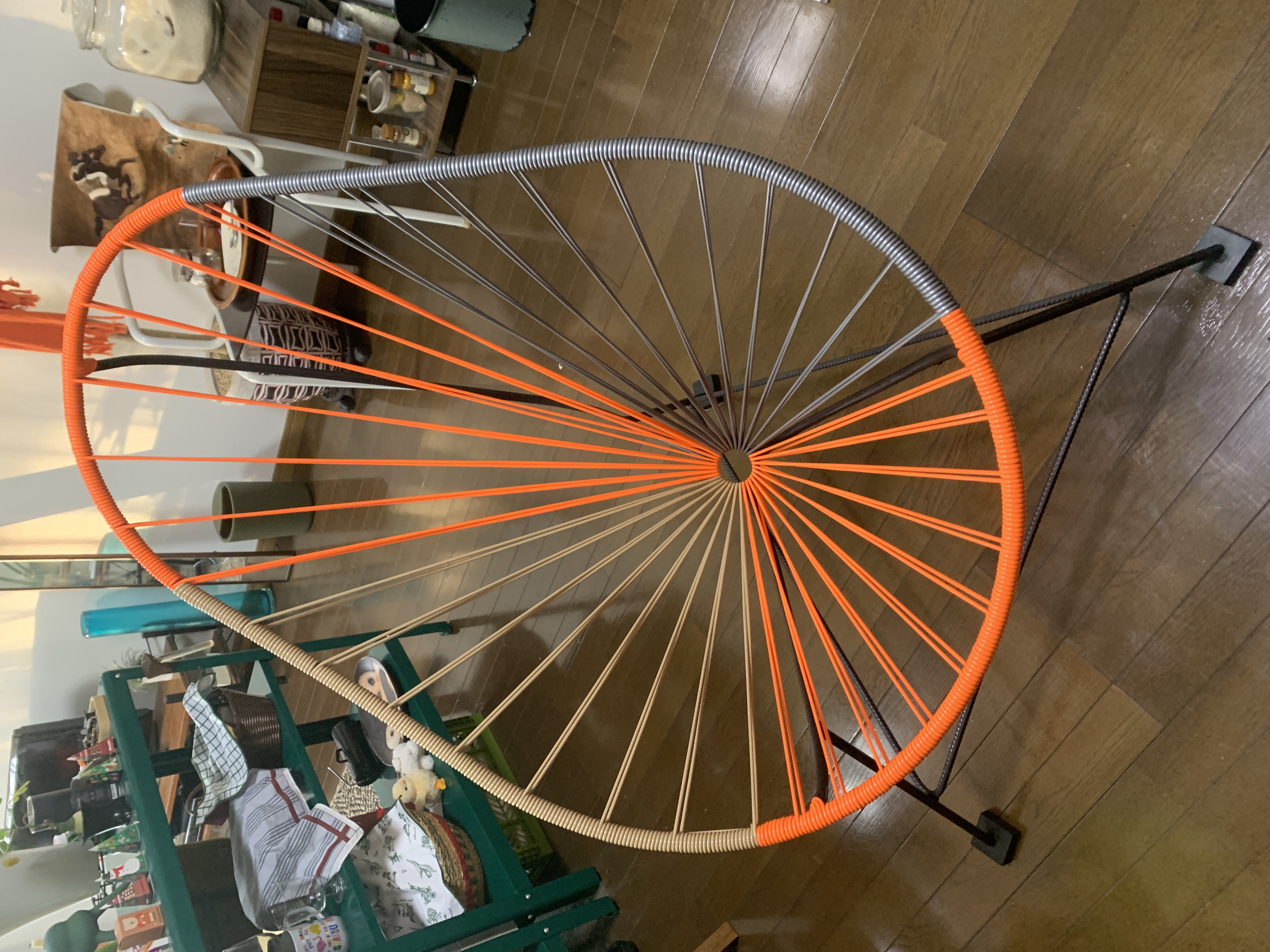 オレンジ×ベージュ×シルバーのチェア — 真上アングル