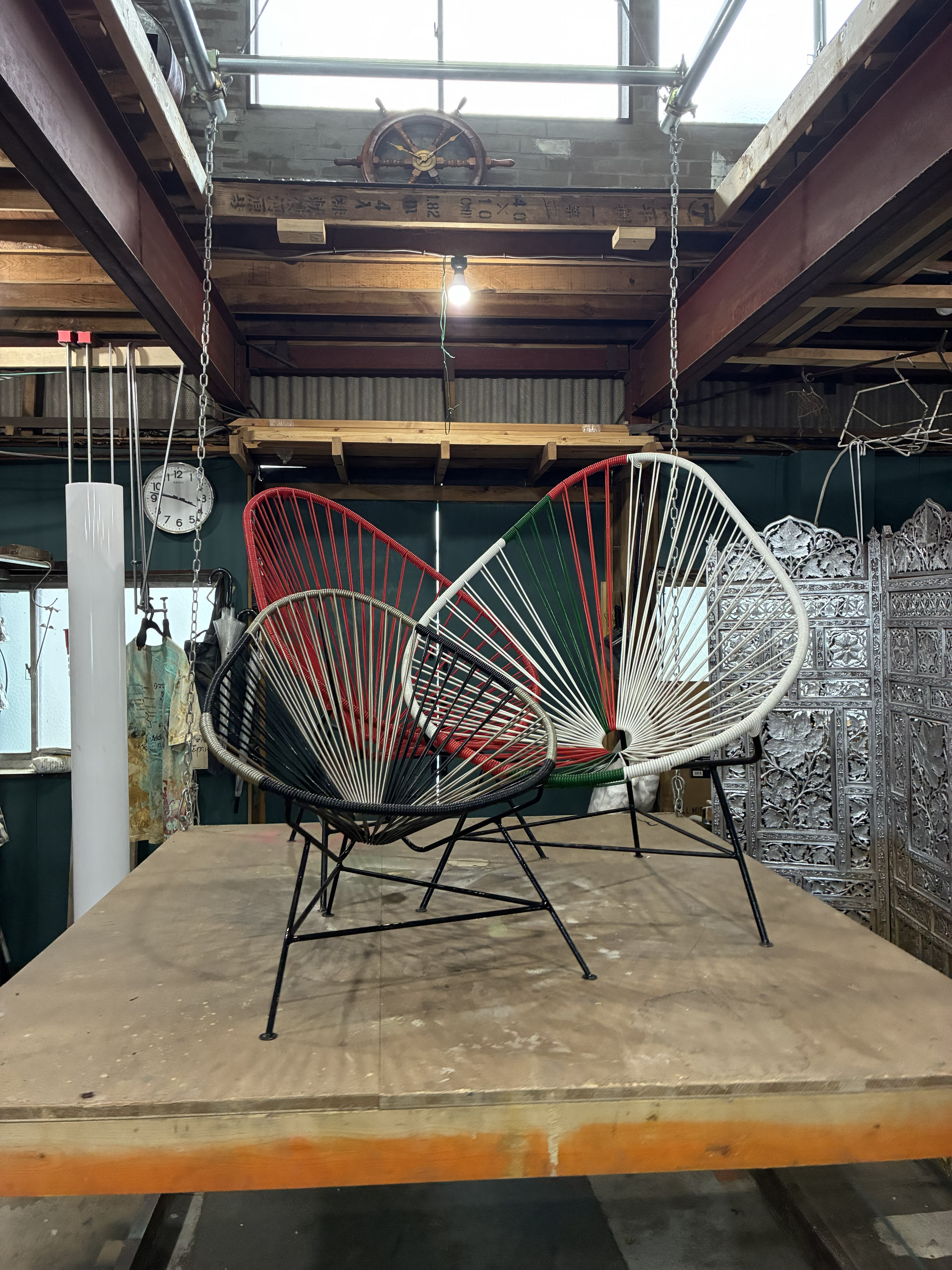 赤白×緑白のチェア — ショールーム展示