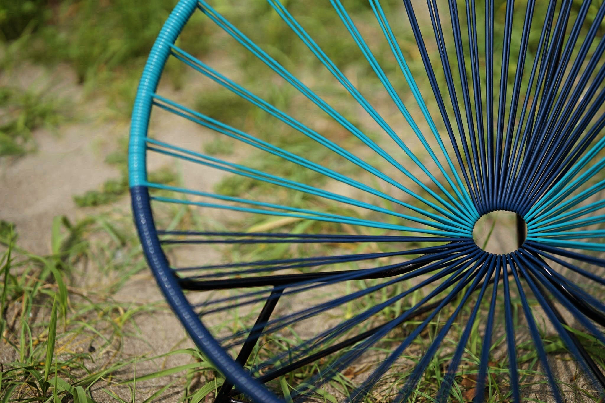 ブルーのチェア — 屋外